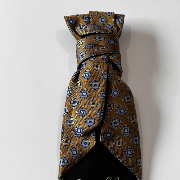 Up-cycled Woman Necktie With Vintage Gold Tone Domed Center Flower Brooch - Picture 15 of 15